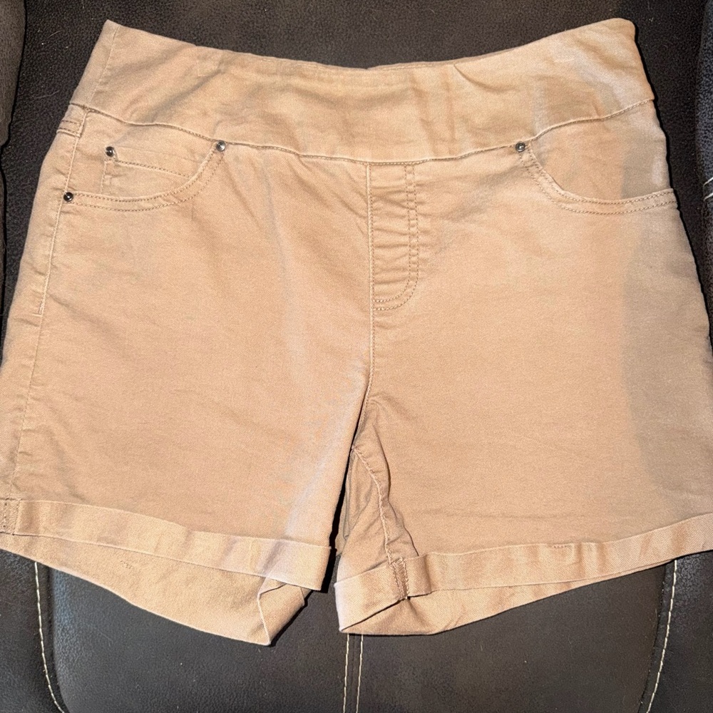 Time and Tru Women's Beige Shorts